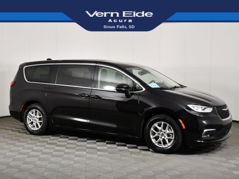 Used 2024 Chrysler Pacifica Touring-L FWD image 1