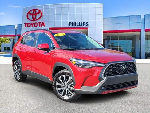 Used 2023 Toyota Corolla Cross XLE image 1