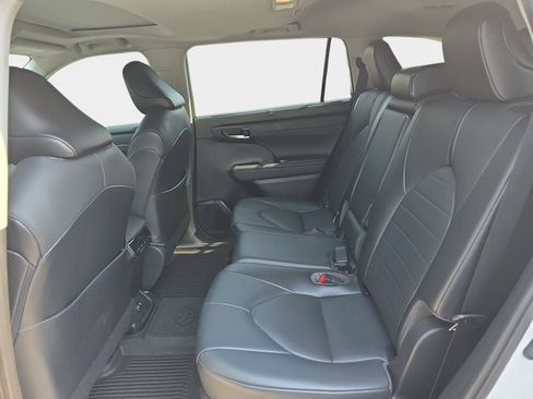 Used 2021 Toyota Highlander XLE AWD/4WD image 15