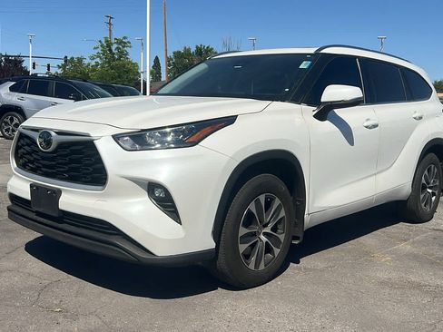 Used 2020 Toyota Highlander XLE AWD/4WD image 1