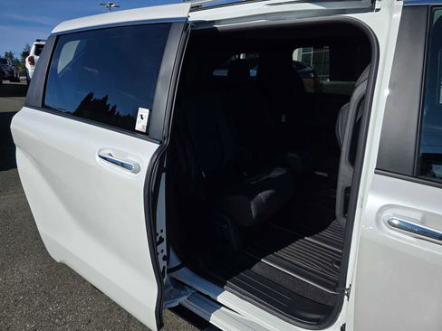 Certified 2025 Toyota Sienna Limited image 14