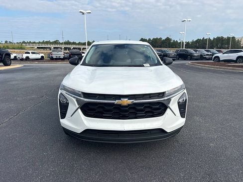 Used 2025 Chevrolet Trax LS FWD image 9