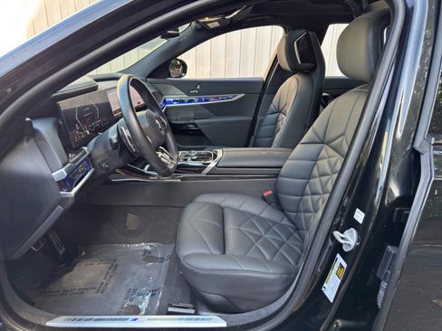 Used 2025 BMW 740i w/ Premium Package RWD image 17