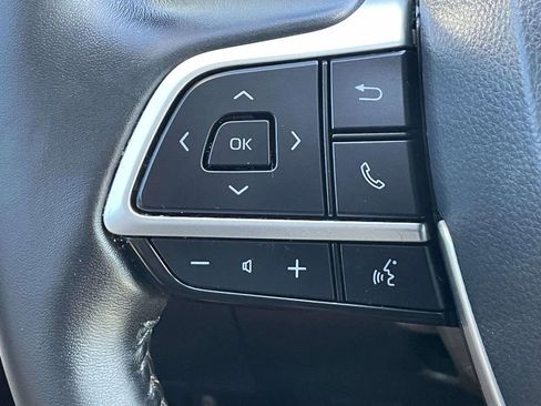 Used 2024 Toyota Highlander XLE FWD image 29