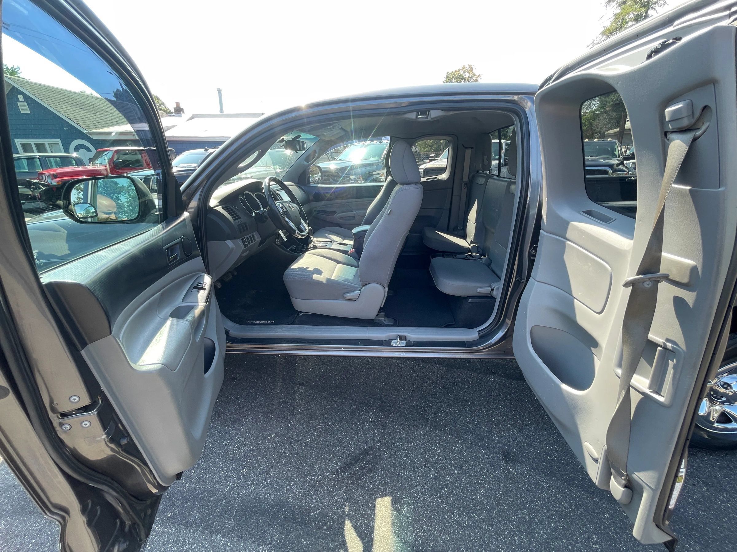 Used 2015 Toyota Tacoma 4x4 Access Cab w/ Convenience Package image 18