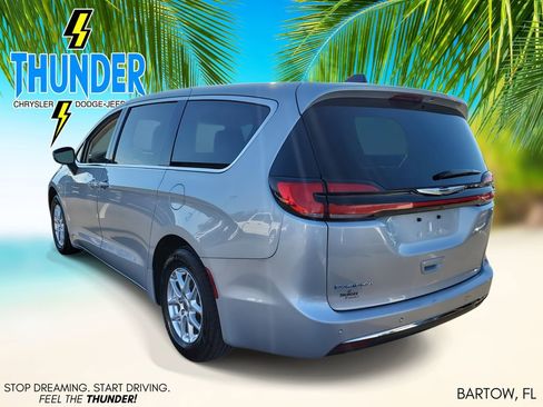 Used 2023 Chrysler Pacifica Touring-L image 3