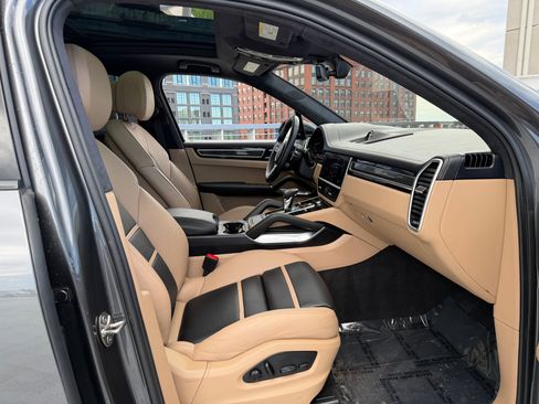 Certified 2023 Porsche Cayenne Turbo S AWD/4WD image 15