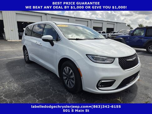 Used 2023 Chrysler Pacifica Touring-L FWD image 1
