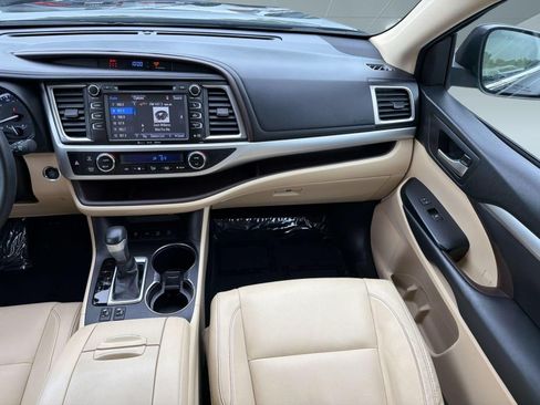 Used 2018 Toyota Highlander XLE AWD/4WD image 31