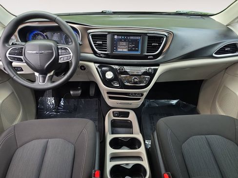 Used 2022 Chrysler Voyager LX FWD image 10