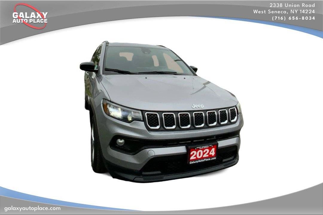 Used 2024 Jeep Compass Latitude AWD/4WD image 3