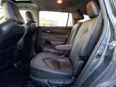 Certified 2023 Toyota Highlander XLE image 17