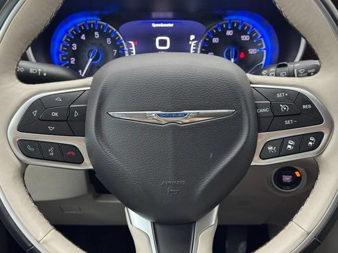 Used 2017 Chrysler Pacifica Limited FWD image 25