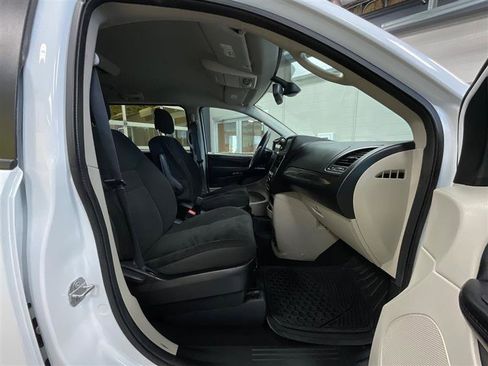 Used 2019 Dodge Grand Caravan SE w/ UConnect Hands-Free Group image 22