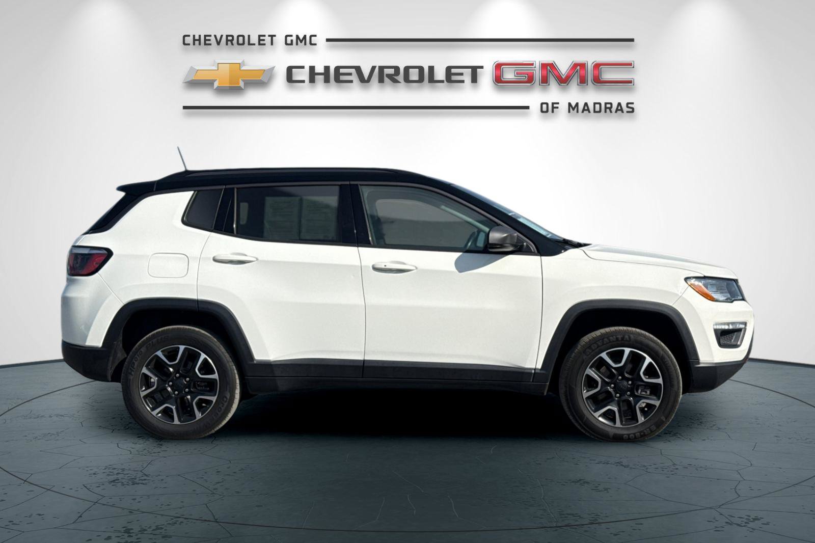 Used 2019 Jeep Compass Trailhawk AWD/4WD image 2