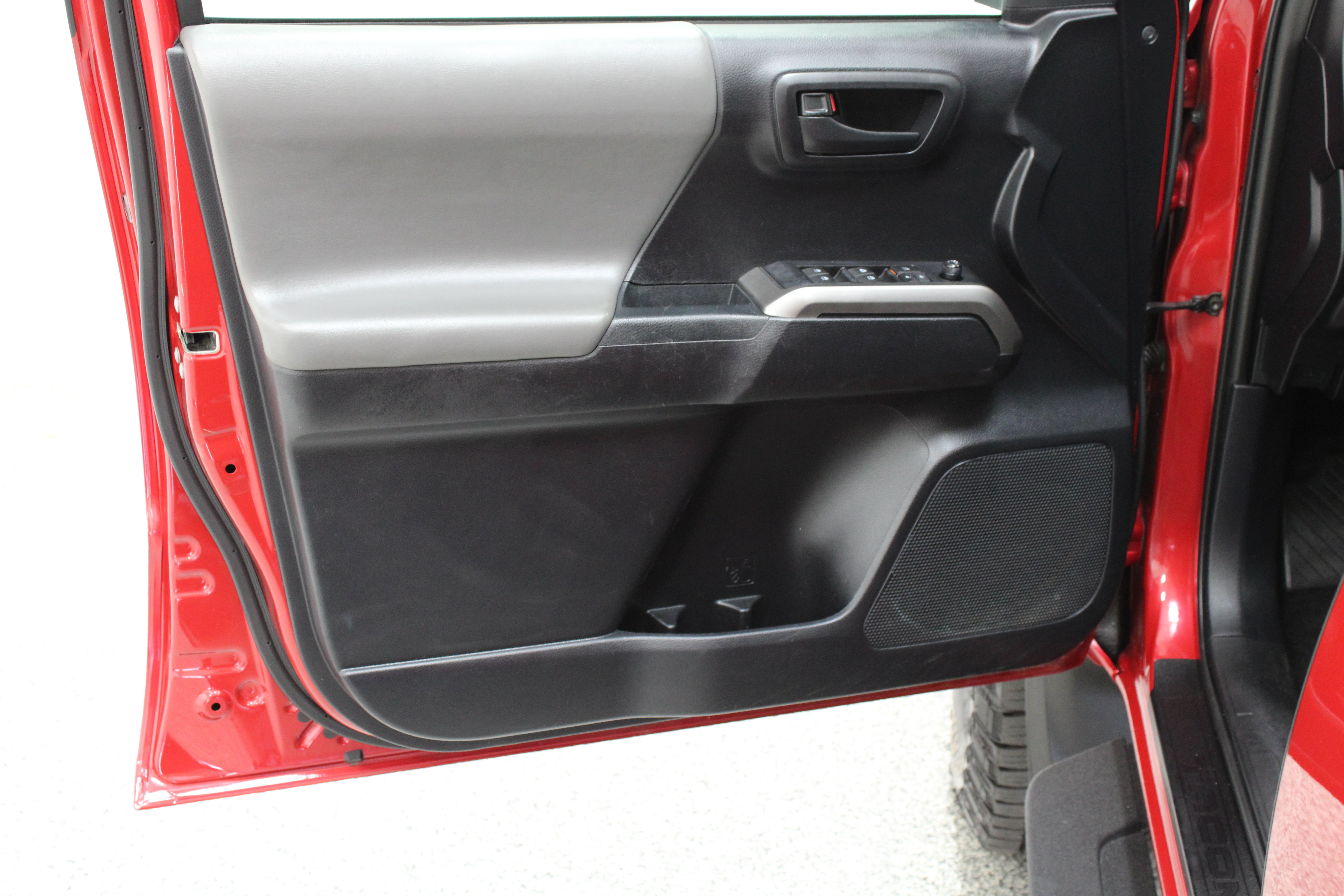 Used 2021 Toyota Tacoma SR5 AWD/4WD image 13
