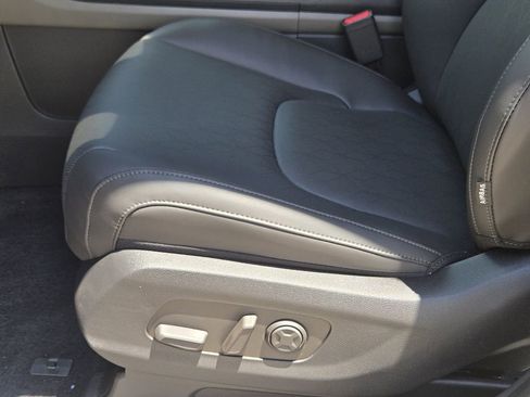 New 2026 Kia Carnival EX FWD image 17