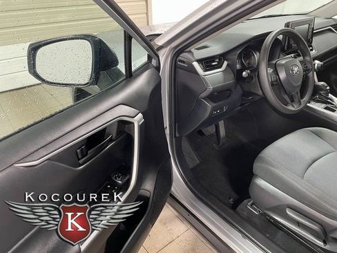 Used 2022 Toyota RAV4 LE AWD/4WD image 10