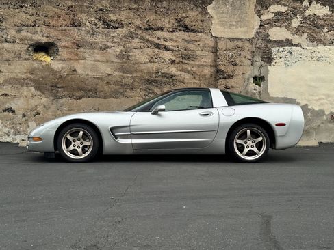 Used 2004 Chevrolet Corvette Coupe w/ Preferred Equipment Group RWD image 7
