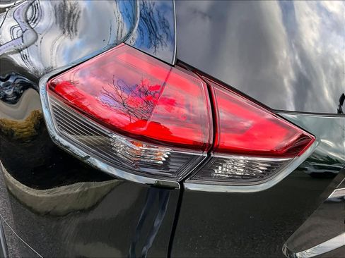 Used 2019 Nissan Rogue SV image 32