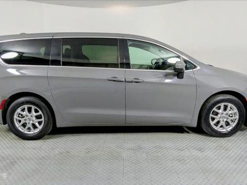 Used 2023 Chrysler Pacifica Touring-L FWD image 8