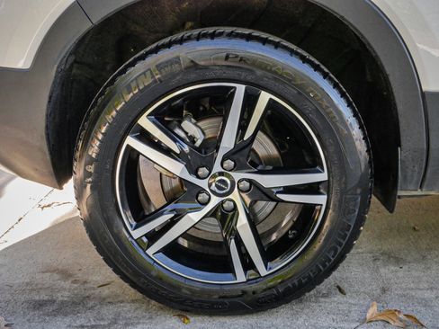 Used 2025 Volvo XC40 B5 Core image 13