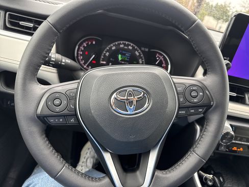 Used 2023 Toyota RAV4 XLE Premium image 21