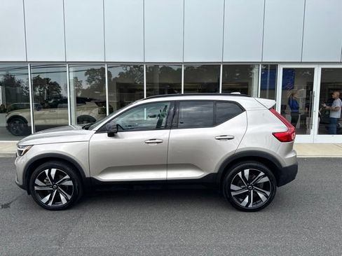 Used 2023 Volvo XC40 B5 Plus w/ Climate Package AWD/4WD image 2
