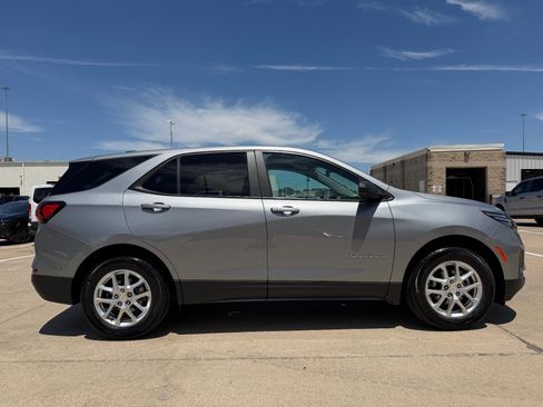 Used 2023 Chevrolet Equinox LS w/ LS Convenience Package FWD image 6