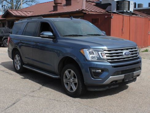 Used 2019 Ford Expedition XLT w/ Equipment Group 202A AWD/4WD image 3