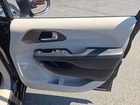 Certified 2023 Chrysler Voyager LX FWD image 5