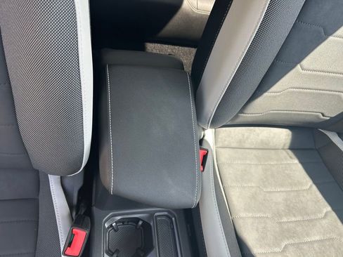 Certified 2025 Volkswagen Taos SE w/ Panoramic Sunroof Package FWD image 37