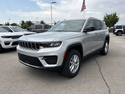 New 2025 Jeep Grand Cherokee Laredo w/ Luxury Tech Group I image 4