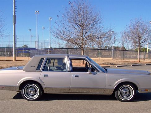 Used 1988 Lincoln Town Car Signature image 5