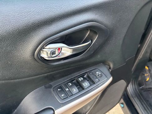 Used 2018 Jeep Cherokee Limited image 21