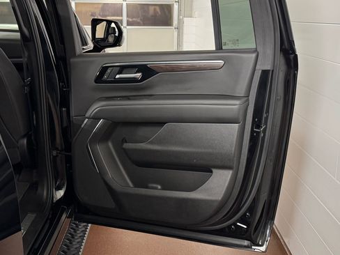 Used 2025 Chevrolet Suburban Z71 image 40