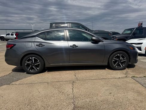 Used 2024 Nissan Sentra SV image 3