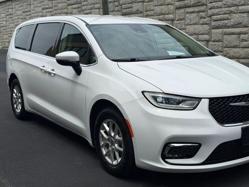Used 2023 Chrysler Pacifica Touring-L FWD image 41