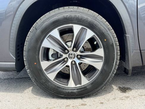 Used 2020 Toyota Highlander XLE FWD image 29