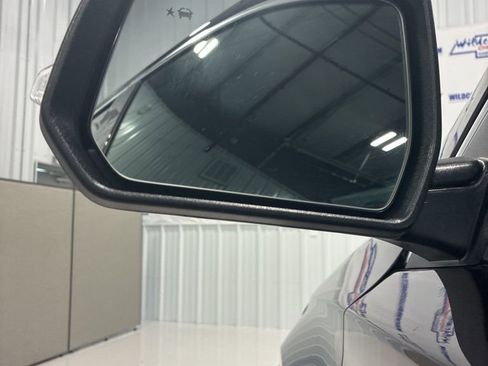 Used 2023 Chevrolet Traverse LT image 11