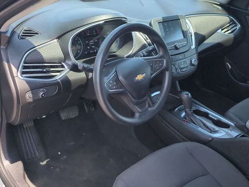 Used 2017 Chevrolet Malibu LT FWD image 2