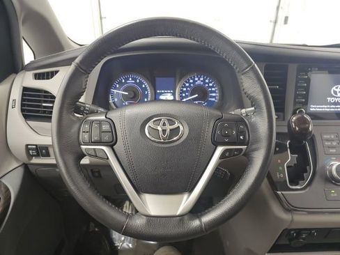 Used 2018 Toyota Sienna XLE image 17