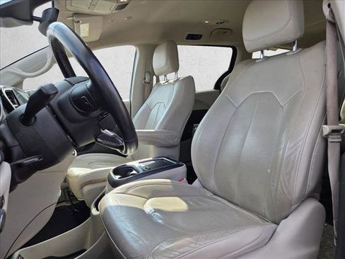 Used 2021 Chrysler Pacifica Touring-L image 16