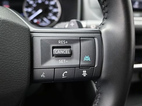 Used 2025 Nissan Rogue SV AWD/4WD image 29