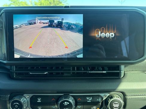 Used 2025 Jeep Wrangler Unlimited Rubicon AWD/4WD image 22