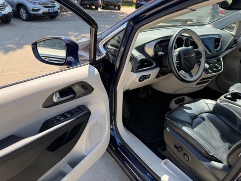 Used 2019 Chrysler Pacifica Limited w/ Advanced Safetytec Group FWD image 11