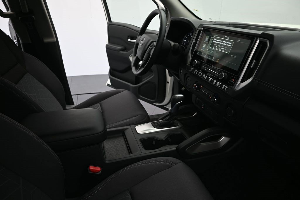Used 2025 Nissan Frontier SV RWD image 12