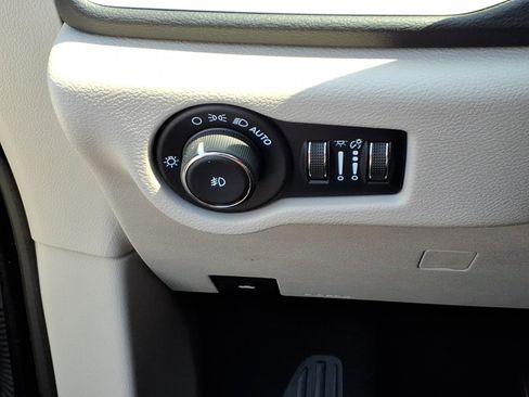 Used 2023 Chrysler Pacifica Touring-L FWD image 23