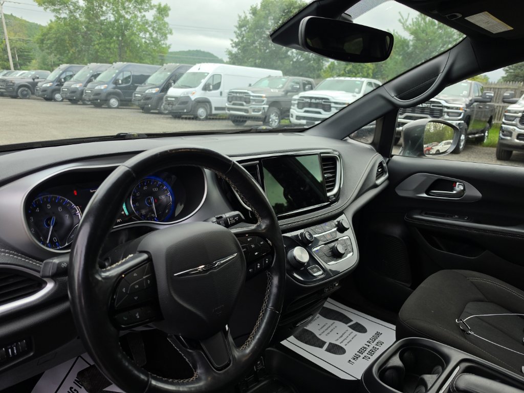 Used 2021 Chrysler Pacifica Touring w/ Cold Weather Group AWD/4WD image 9