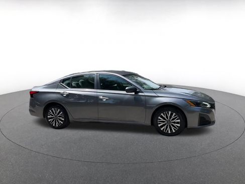 Used 2025 Nissan Altima 2.5 SV FWD image 2